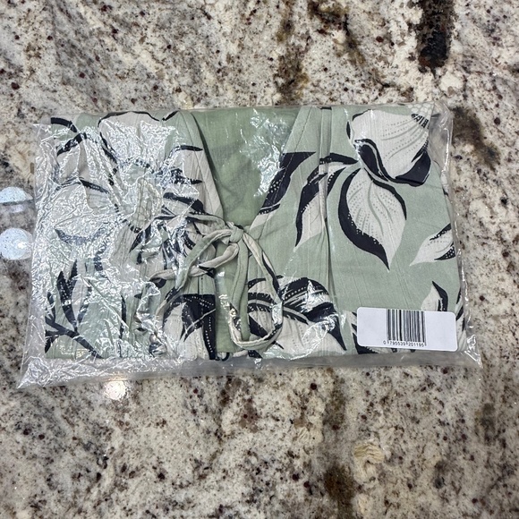 NWT Angie Sleeveless Green / Black V-Neck Floral Triple Tie Top (Size M) - Picture 4 of 6